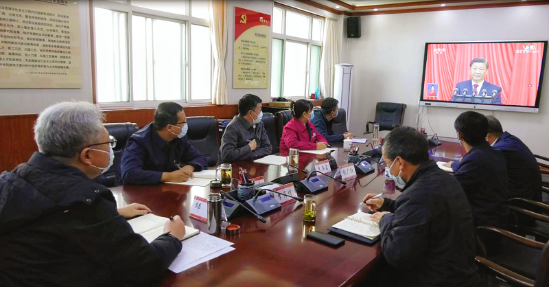 领导班子成员观看大会盛况.png 领导班子成员观看大会盛况.png