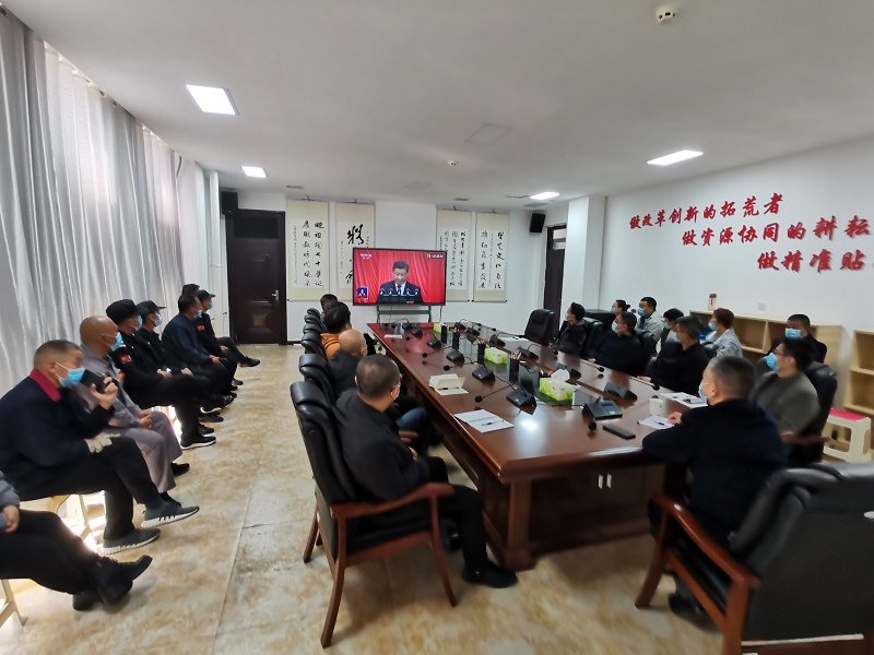 东湖领导班子及教职工观看大会盛况.jpg 东湖领导班子及教职工观看大会盛况.jpg